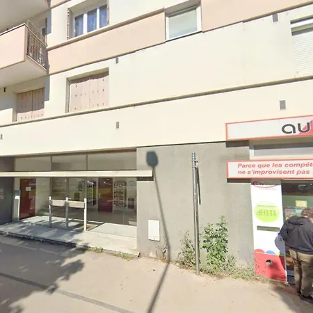 Le Drapeau : 2 Personnes, 1 Ch, Avec Balcon Dijon