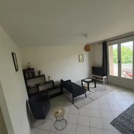 Le Drapeau : 2 Personnes, 1 Ch, Avec Balcon * Dijon